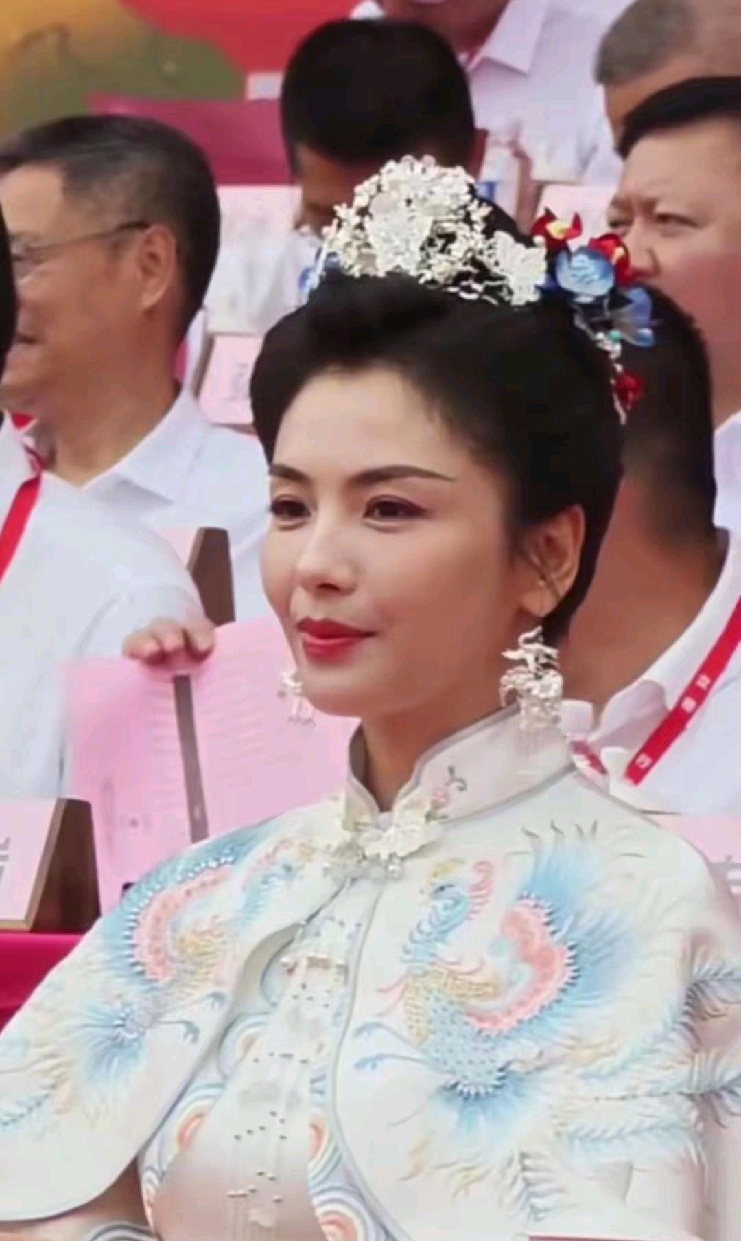 刘涛官宣新身份，献寿桃庆祝妈祖诞辰，三步一鞠躬引关注！