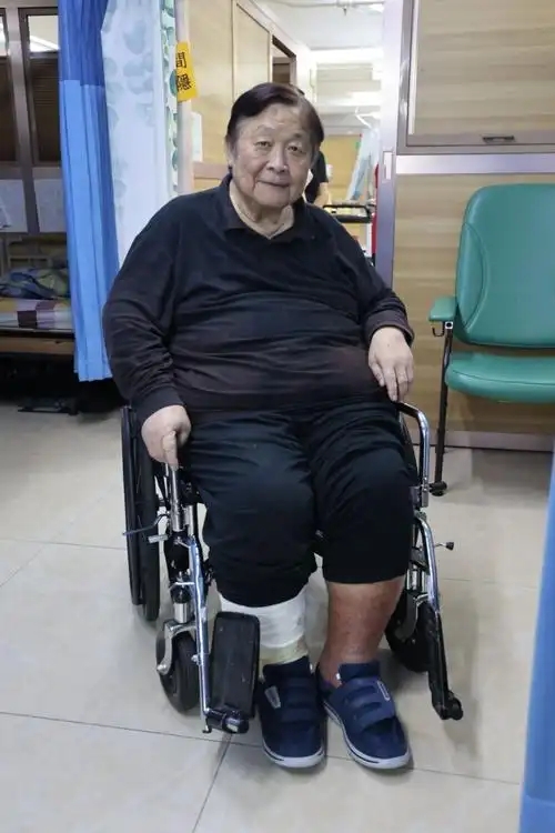 出轨保姆、逼死原配！如今77岁的他独居20年，四女一子无人管