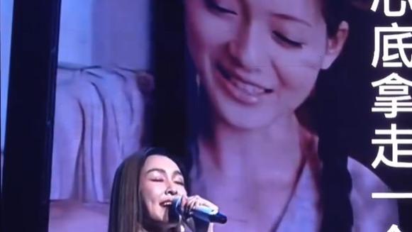 范玮琪演唱会上播大S的MV，遭网友嘲讽“消费死者”