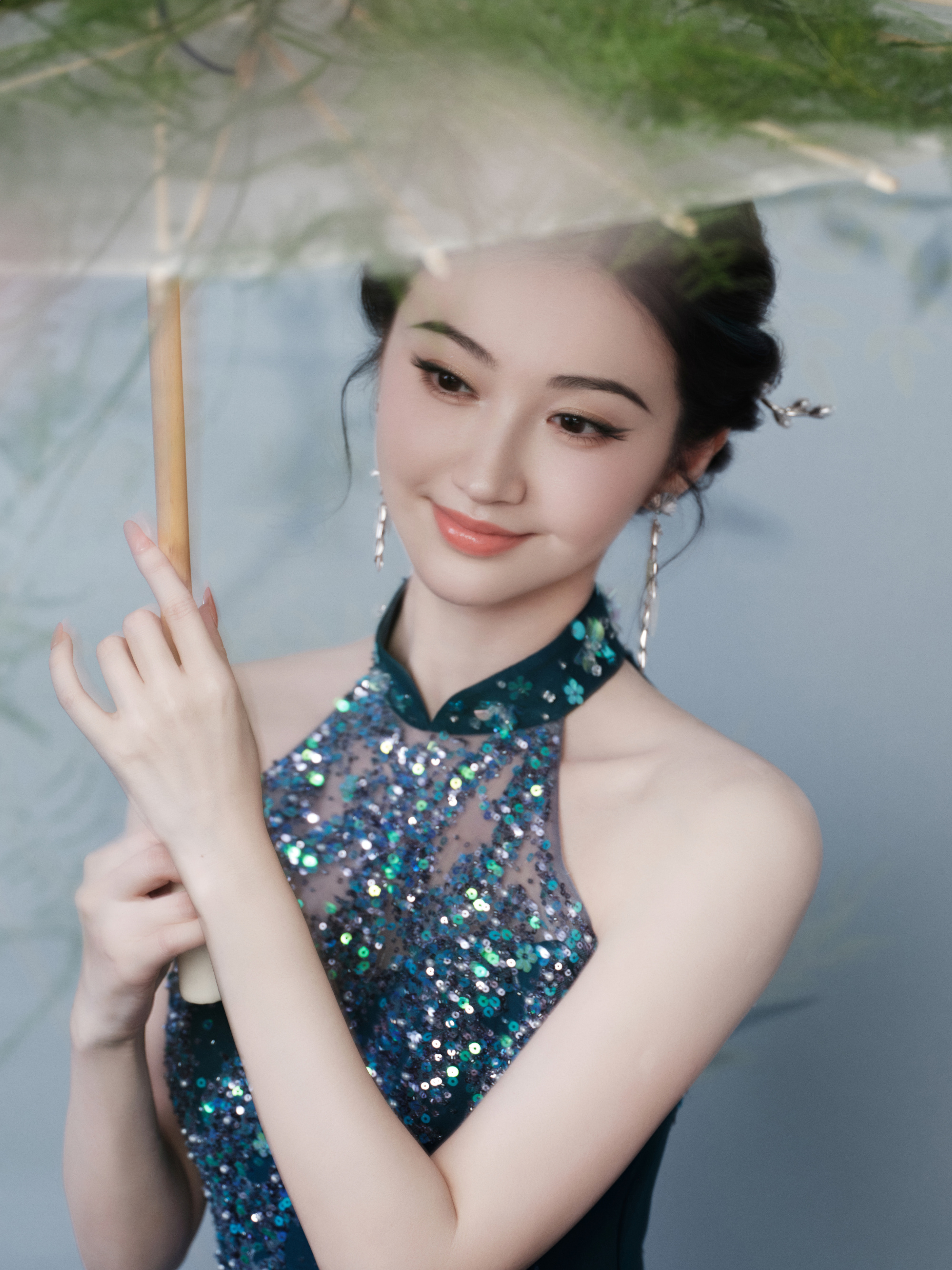 景甜身着深蓝礼裙，优雅气质尽显东方美韵