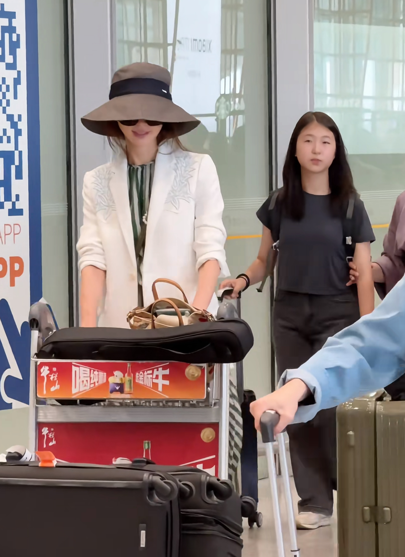 50岁林志玲从日本回家过国庆！身材消瘦像纸片人，手臂青筋暴起