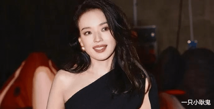 舒淇童心大发晒玩偶郊游!Labubu哭娃萌翻全网