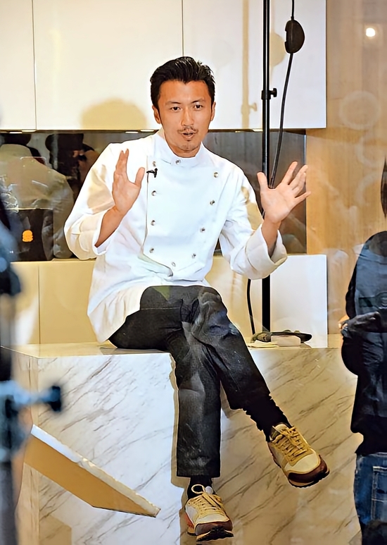 谢霆锋王菲上海甜蜜约会！天后素颜嫩得像小姑娘，网友：这哪像50岁的人？