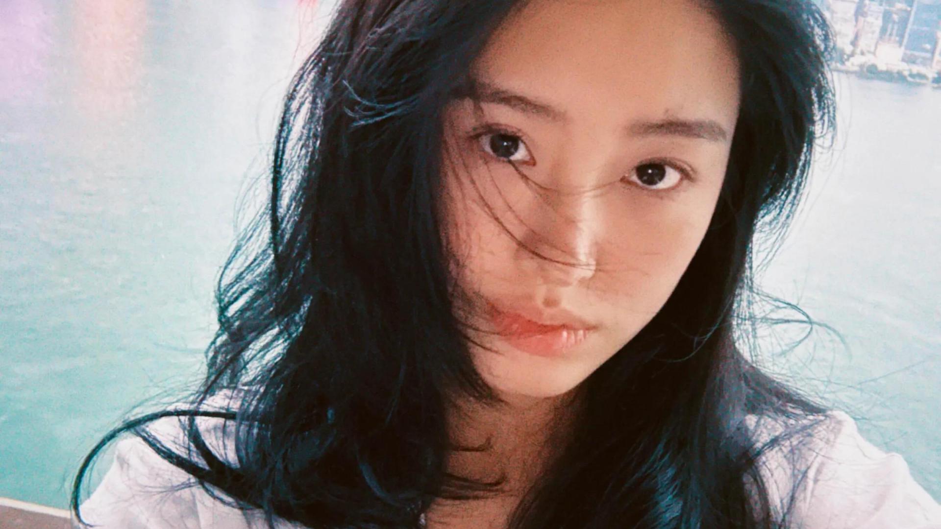 杨采钰产后首亮相？香港看夕阳孕肚无踪，状态轻盈引羡慕