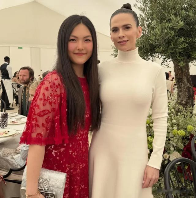 李湘又被吐槽崇洋媚外,观看英国马球赛到处合照,评论区控不住了