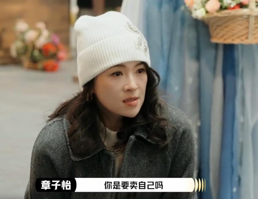 章子怡出席线下活动,脸肿油腻胖到没下巴,梳高马尾也没少女感