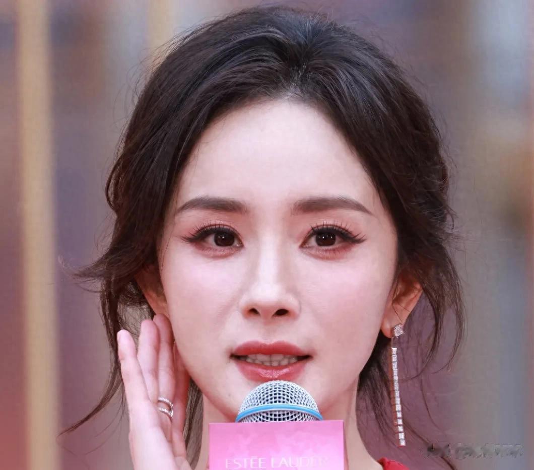 赵丽颖、杨幂、唐嫣同天活动生图曝光！网友辣评：明星和礼仪小姐