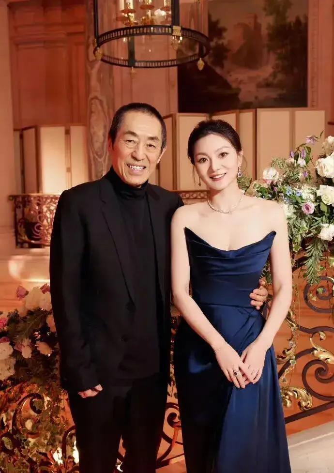 44岁陈婷陪张艺谋跑路演,她气质出众,张艺谋老了,她还很俏!