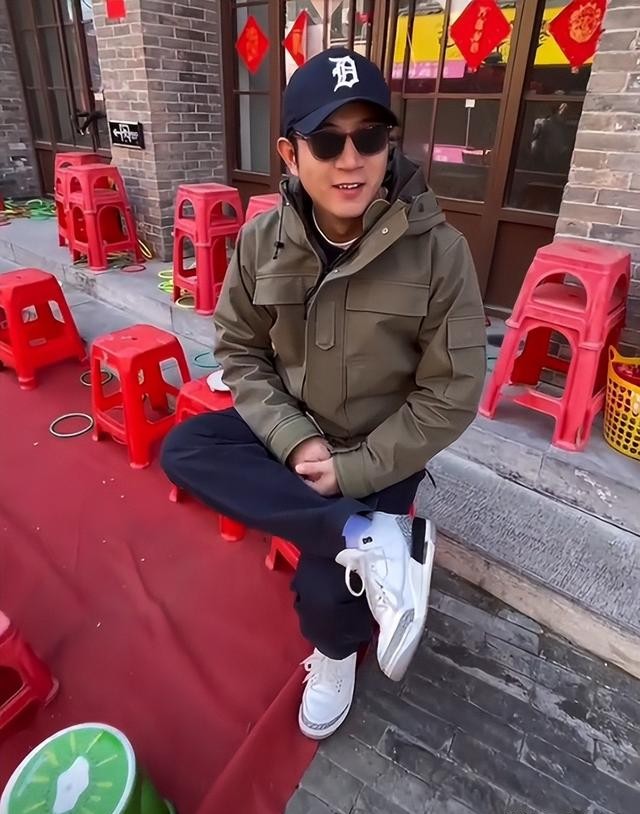 曝知名相声演员落魄卖草莓，曾退出德云社，如今路人合影得买两盒