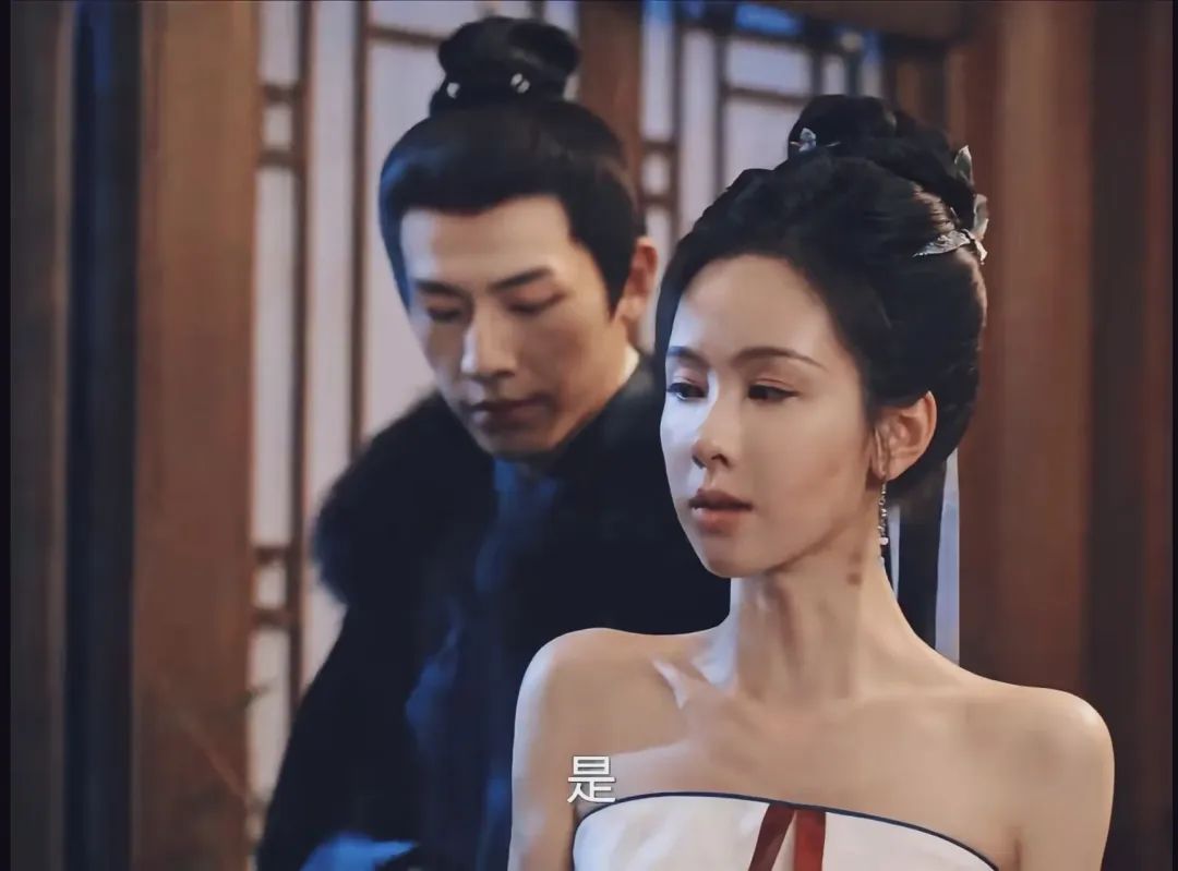 同样露香肩，《雁回时》33岁陈都灵和30岁傅菁对比，差别出来了