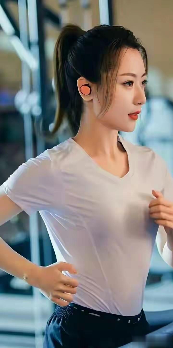 39岁单亲妈妈白冰,昔日媚骨天成,如今靠自律美到发光