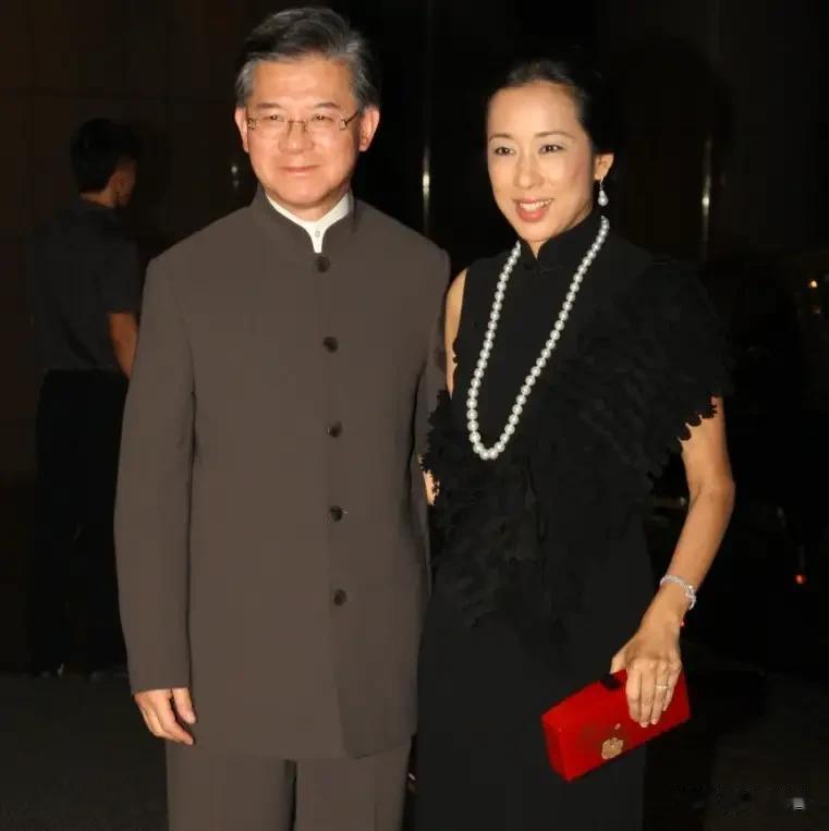 霍启山和77岁继父罗康瑞两人一同现身给朱玲玲站台,还携手做慈善