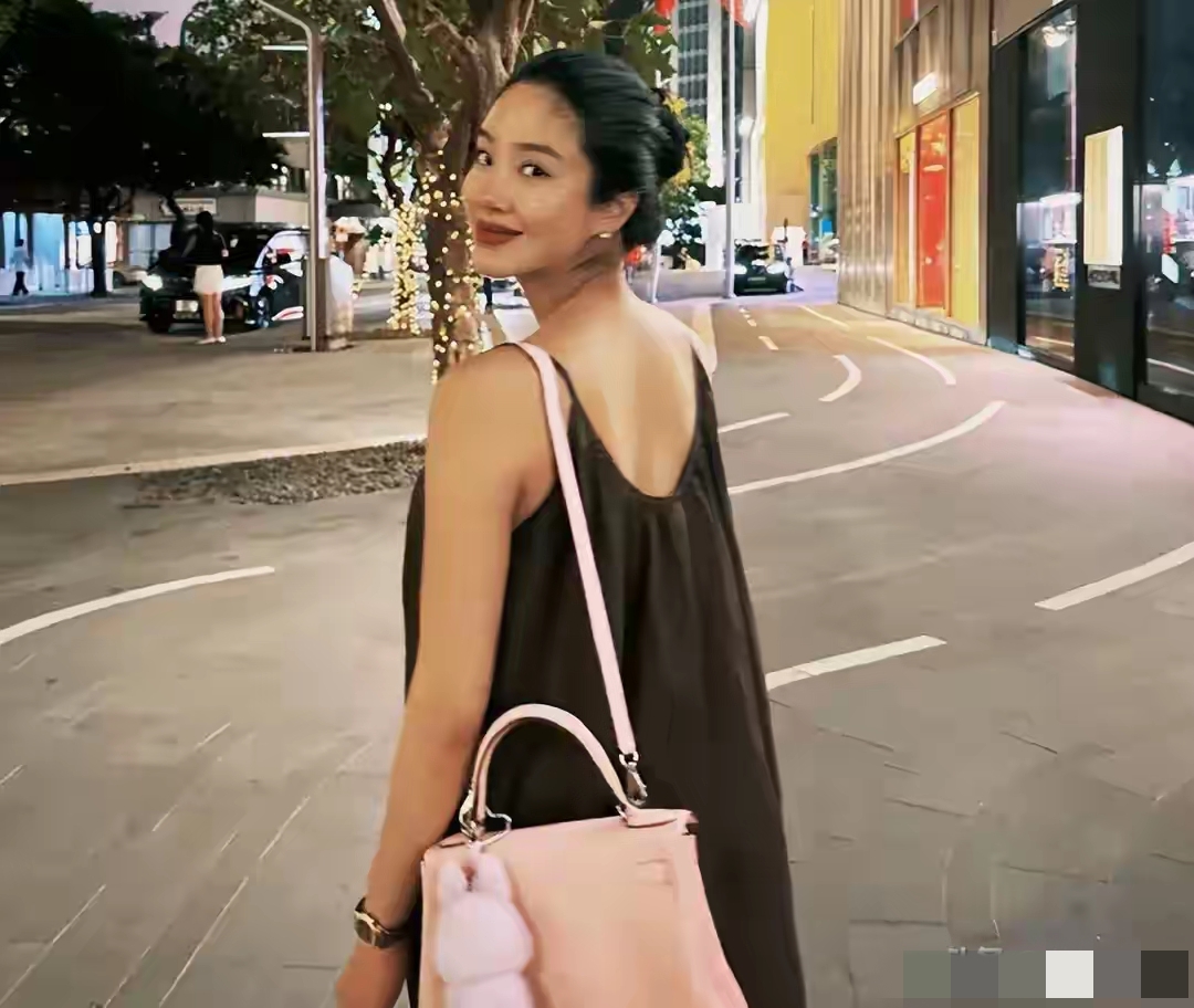 杨采钰底气不足在线回应细姨传闻,40万卡地亚手镯买不来安全感