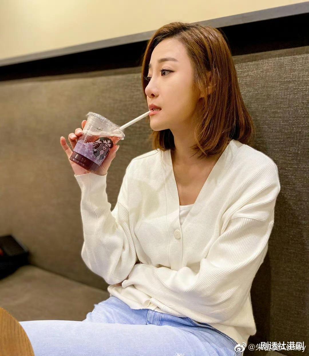 TVB离巢女星社交平台大吐苦水!怒轰自家工人,只顾玩手机不干活