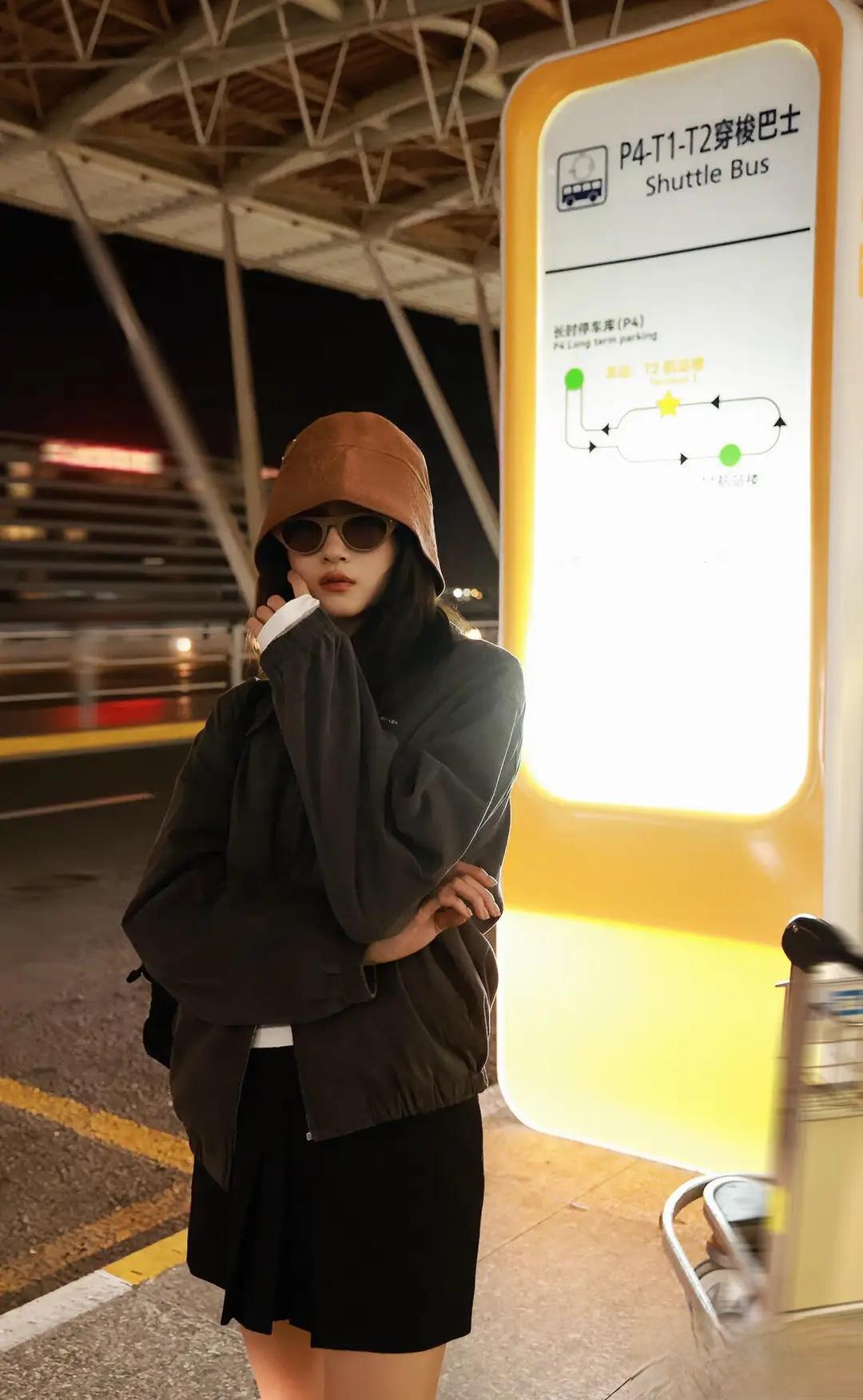 关晓彤机场街拍新造型,短裙搭双肩包,时尚感与好身材双在线