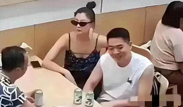 45岁的殷桃与男友在北京一小面馆被拍