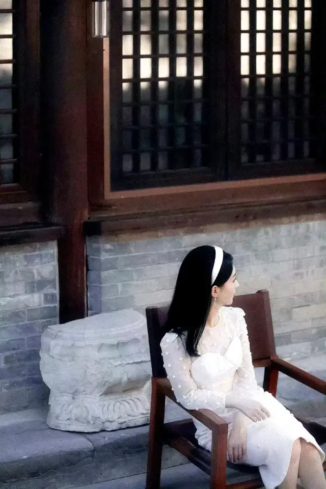 赵丽颖：这妆扮有种民国大小姐的感觉