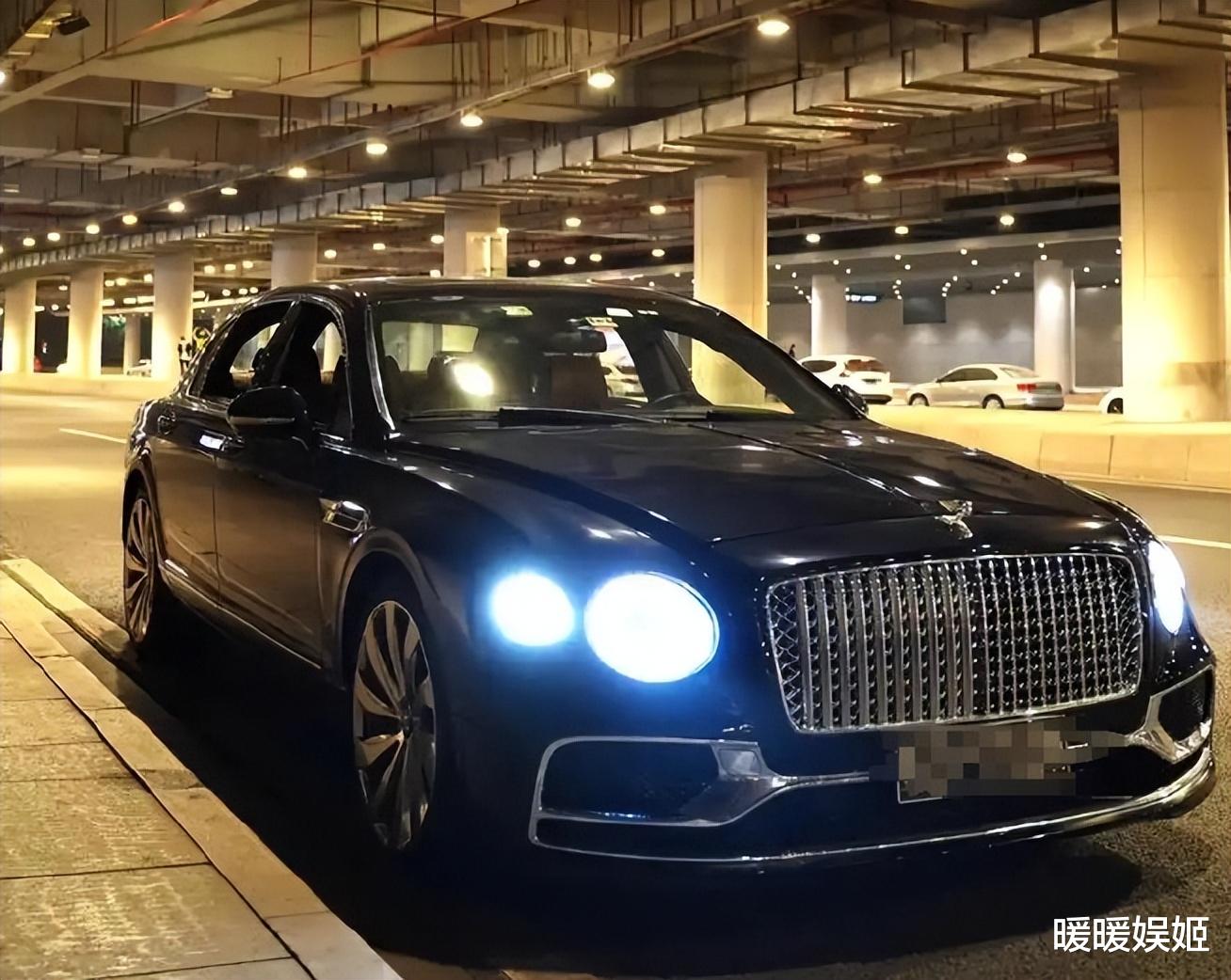 43岁张默独居泰国，生活奢靡与音乐为伴，外网常发黑白照与众不同