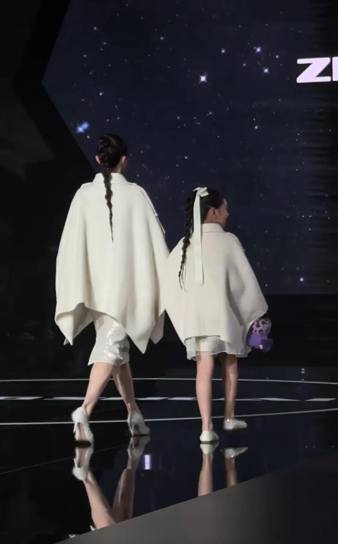 赵文卓牵女儿手走秀,甜馨比李小璐成熟,秋瓷炫台下看于晓光!