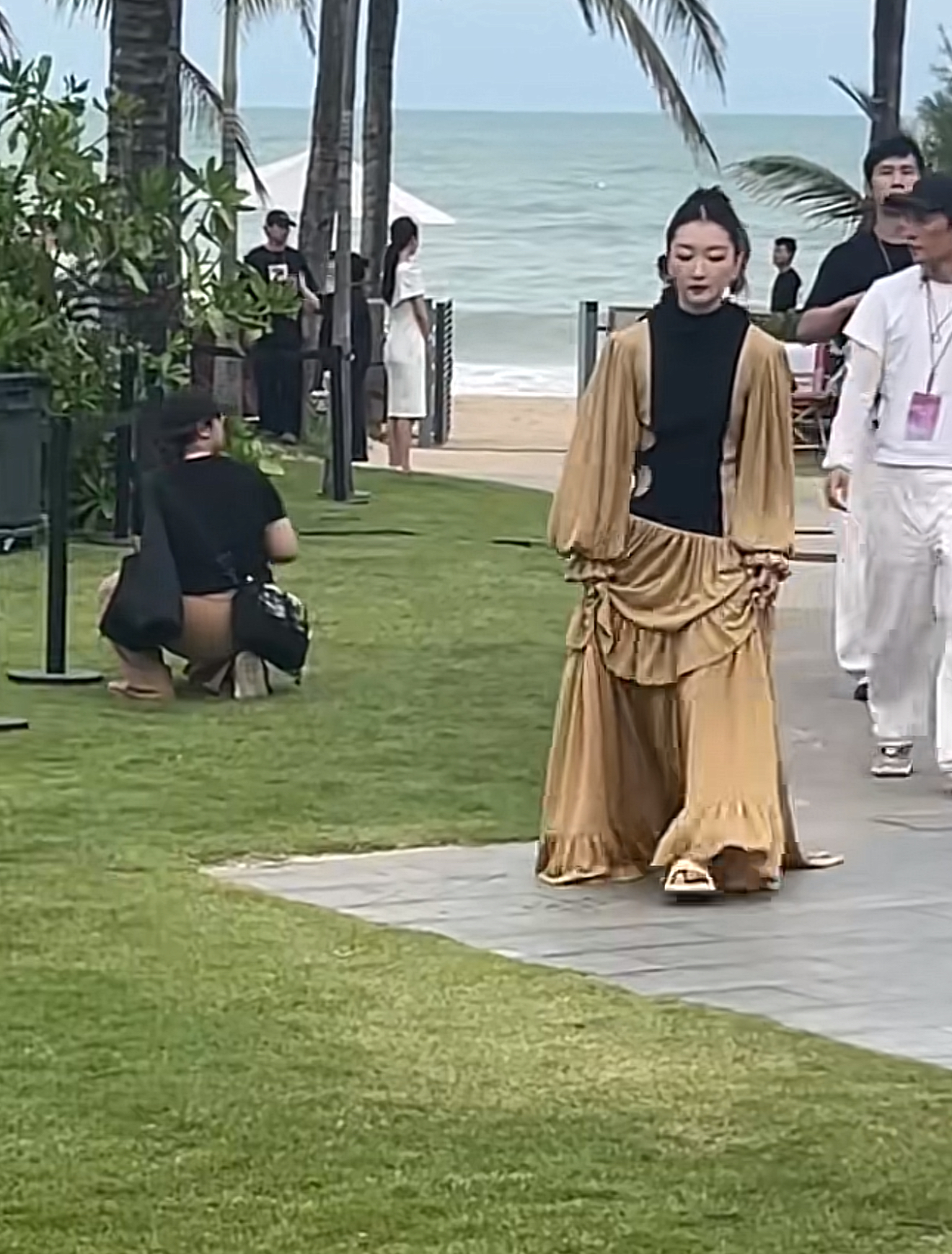 好命苦的红毯!张馨予裙子破洞,张凌赫被吹炸毛,3位女星踩裙子