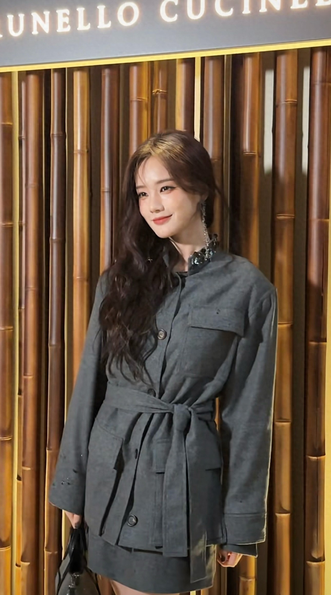 李一桐米兰看秀路透,灰色毛呢套装搭配长靴好飒爽,气质越来越好