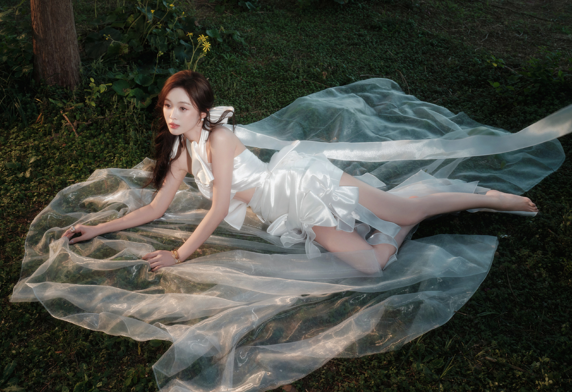 吴宣仪森系大片好绝！露背白裙秀薄肩细腰，长腿晃眼到移不开视线