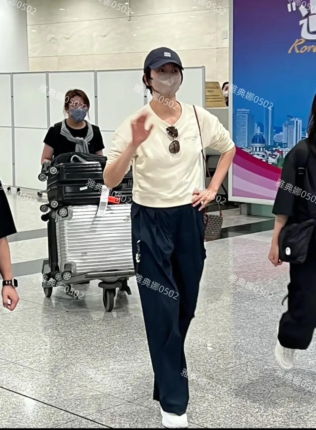 机场遇到张韶涵梁静茹，张身边有个跟她长得很像的女生是她妹妹吗