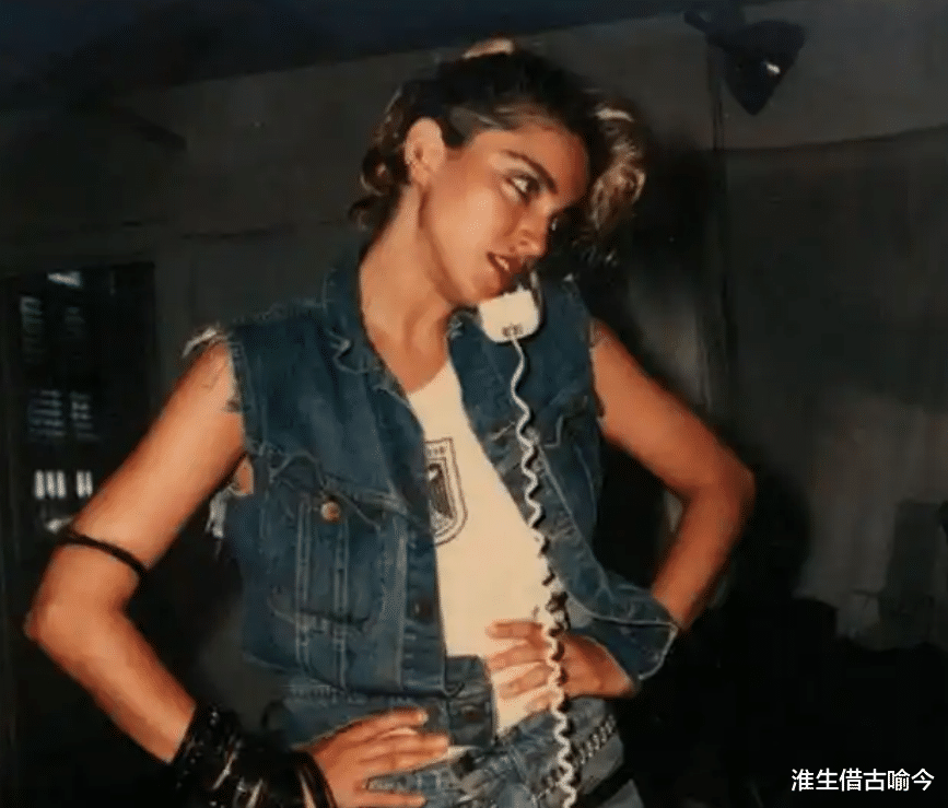 66岁麦当娜坐在29岁黑人男友腿上，穿驼色透明网纱披肩，又美又嫩