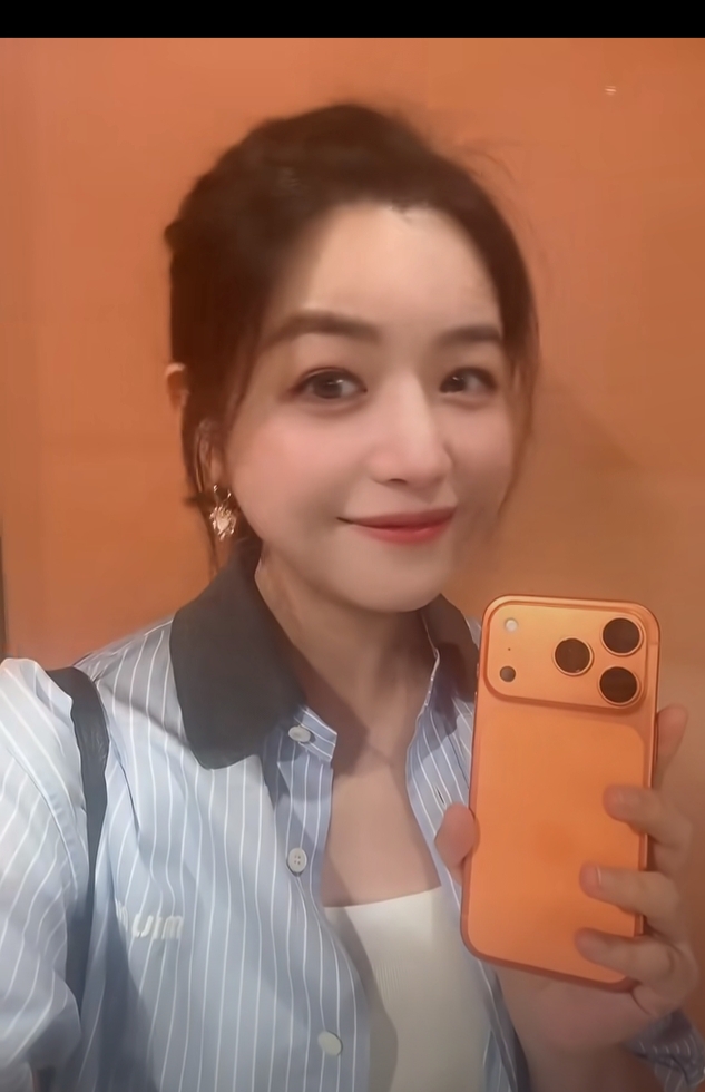 陈妍希编发配蓝白条纹衬衫，穿搭清新又减龄，自拍超有元气