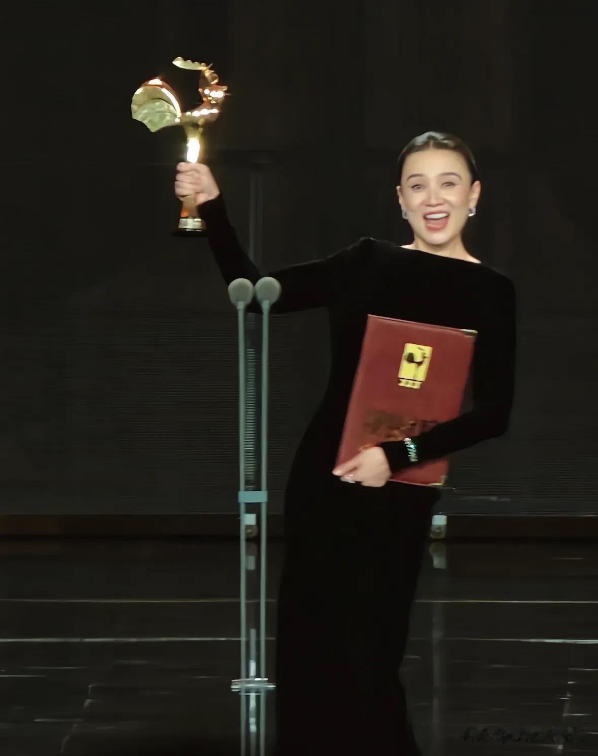 张艺谋担心的事发生了，宋佳拿了影后却全网大翻车，郝蕾说对了