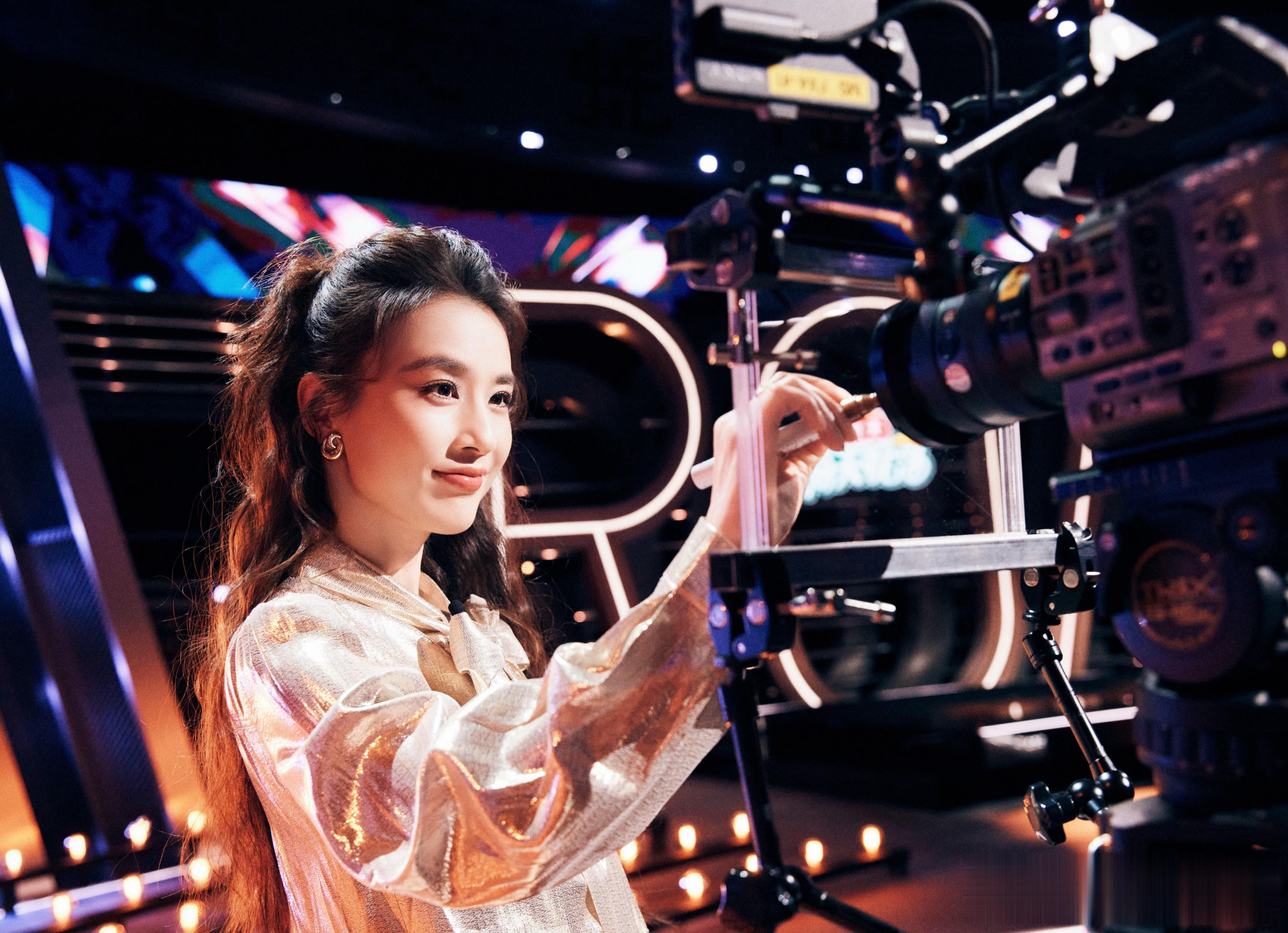 黄圣依今日分享美照配文:以金为裳，奔赴新程！