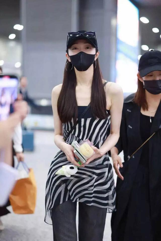 35岁宋轶走机场也大秀，穿“斑马裙”身材绝了，美到差点认不出