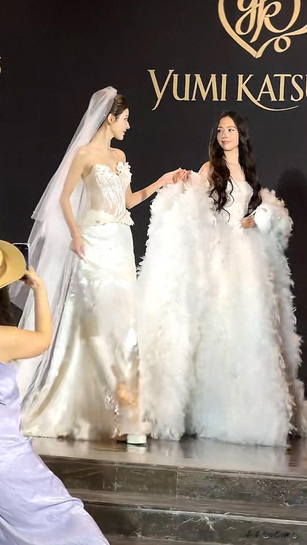 41岁郭碧婷与34岁张予曦穿婚纱走秀!一个富贵大气,一个像洋娃娃