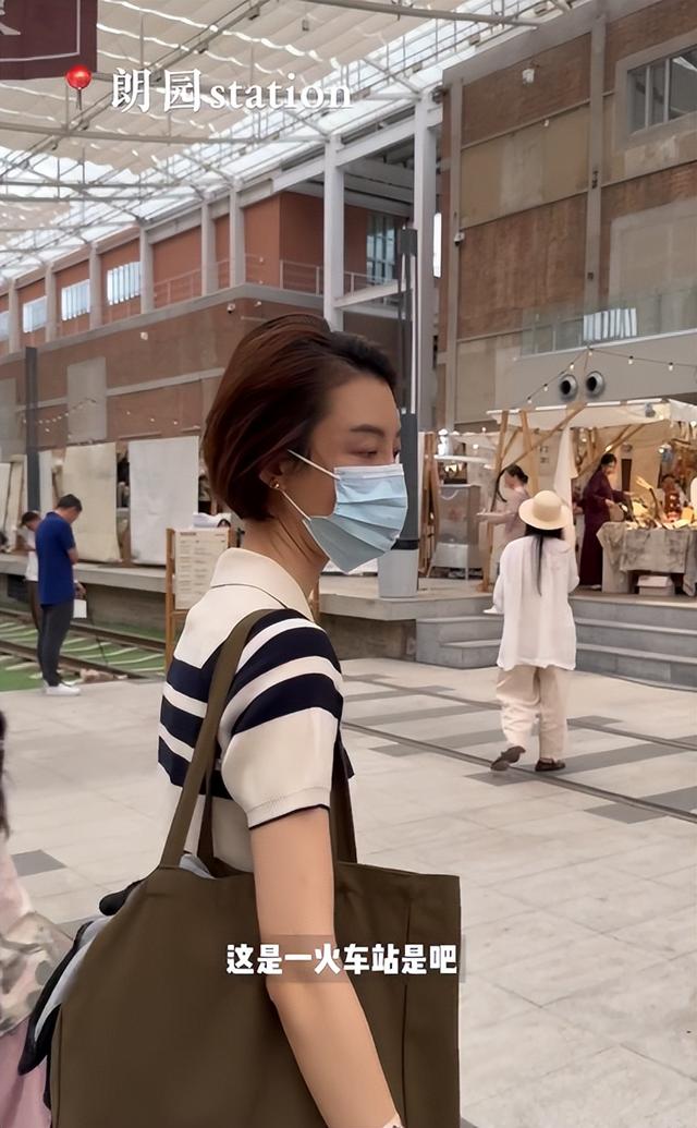 42岁车晓市集被偶遇，满脸褶皱瘦成皮包骨，摊位前狂试喝酒品超好