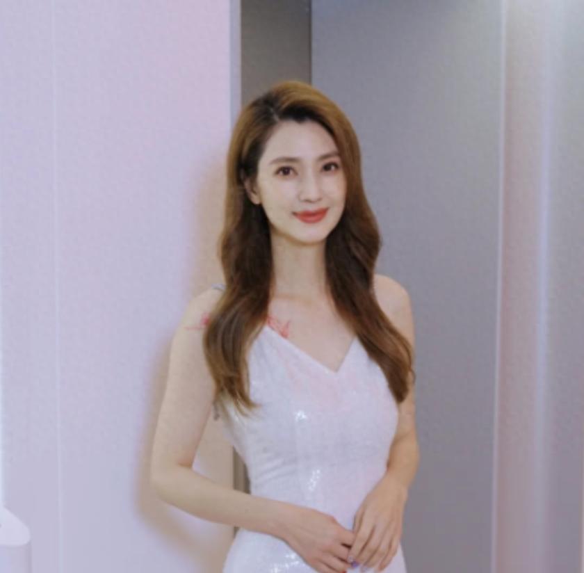 看了洪欣、郭晶晶、倪妮和年轻小花同框,治好了多少人的年龄焦虑