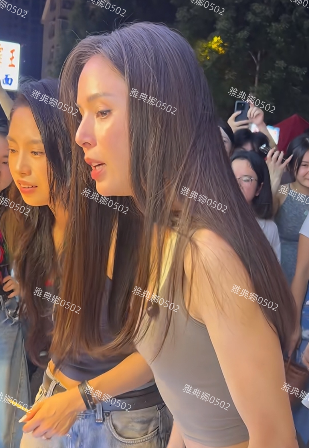 长沙夜市偶遇李若彤很难相信她快60岁了，脸上没有整的痕迹好年轻