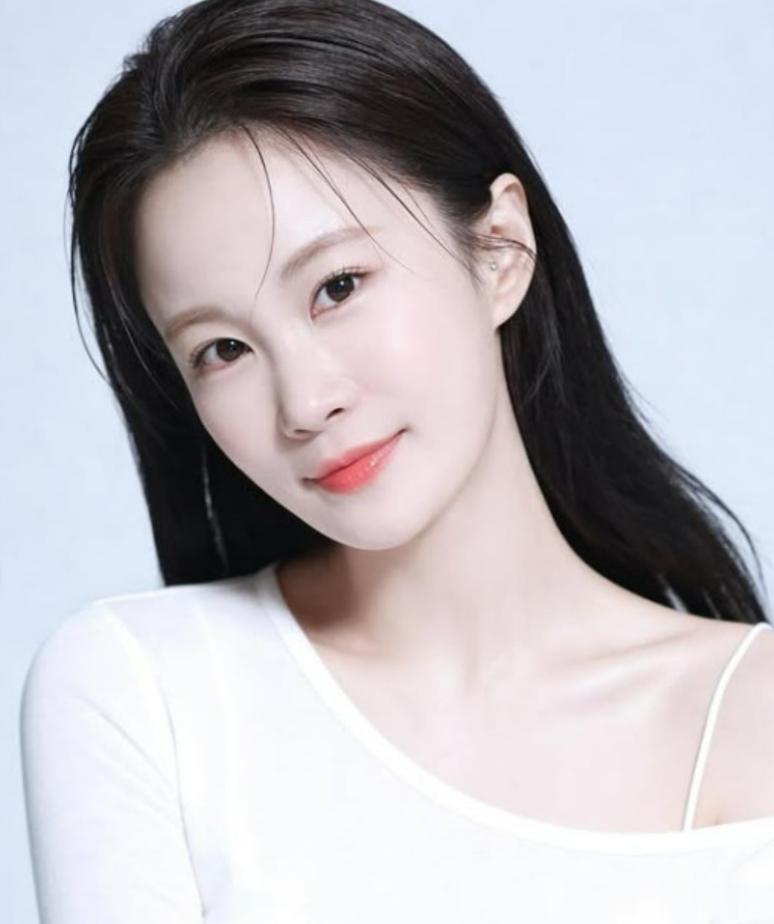 韩国女星洗澡时摔倒，面部凹陷插满针灸！正在备孕期却意外毁容