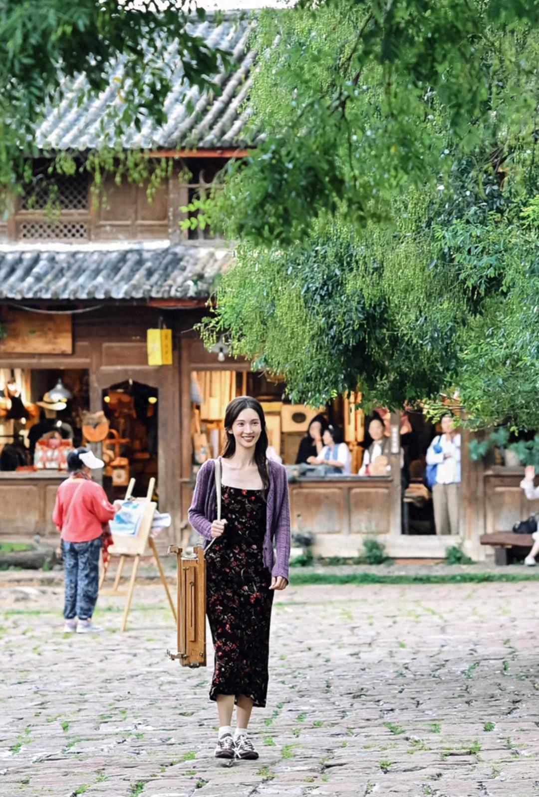 金晨大理被偶遇，171高个皮肤还白到反光，舞蹈生的身材太美了