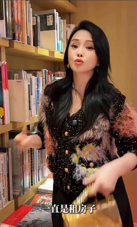 伊能静晒一家三口过圣诞！秦昊穿居家服坐沙发上不动窝，又脏又乱