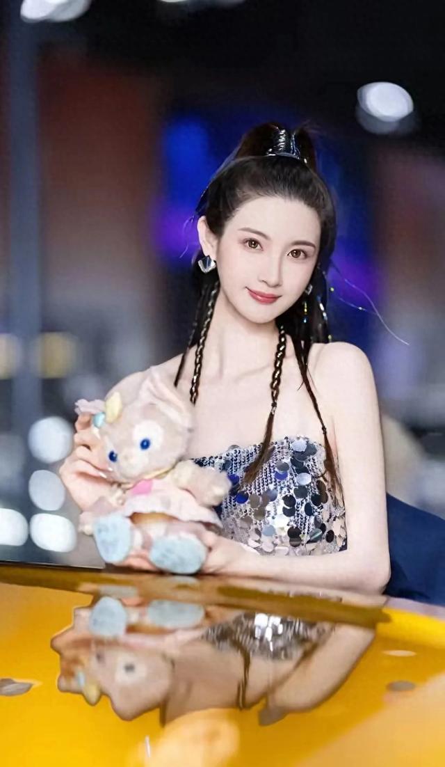 垂在胸前的小辫子，灵动俏皮。