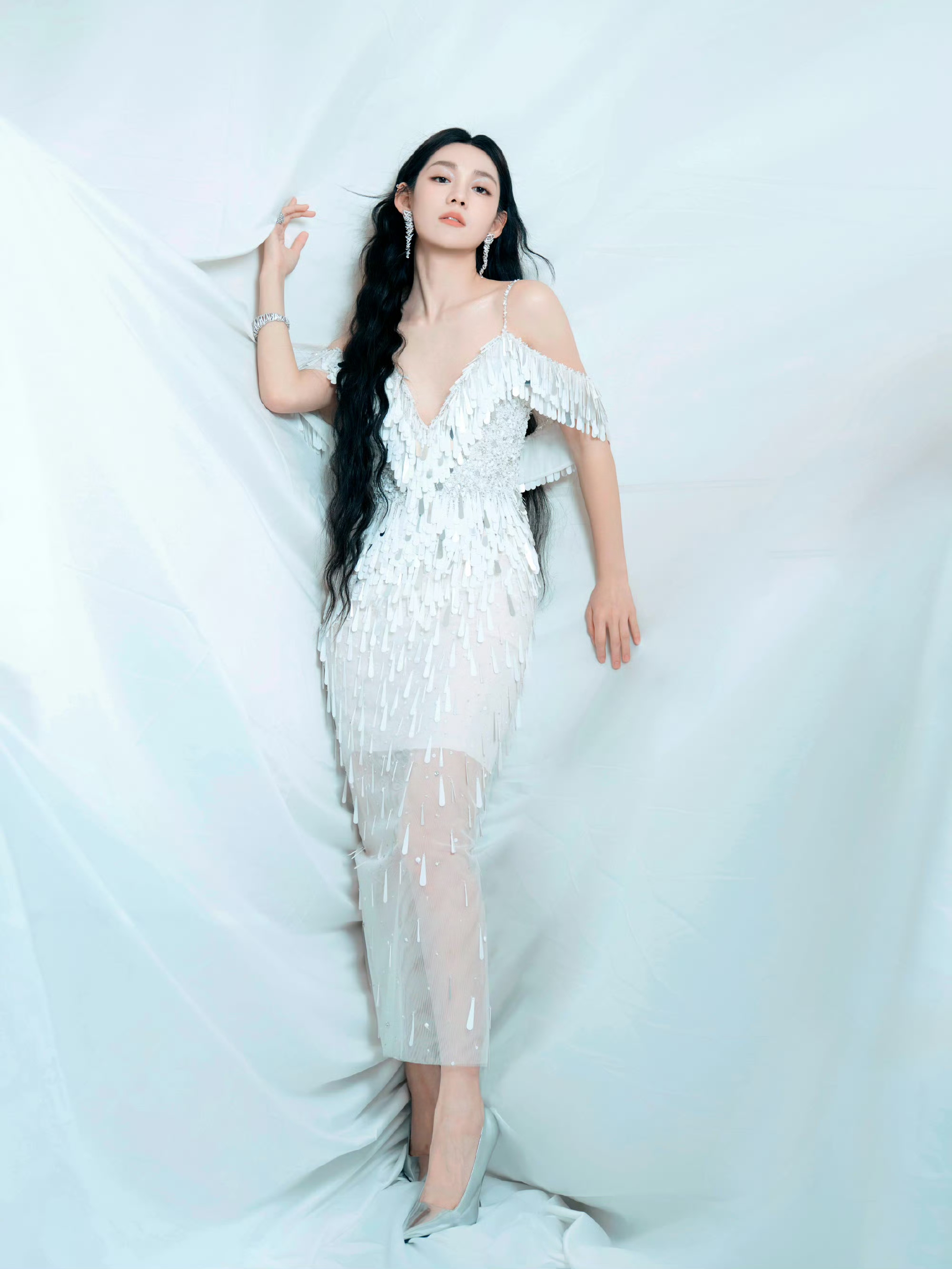 段奥娟白流苏裙似月光精灵，青绿旗袍如古画佳人