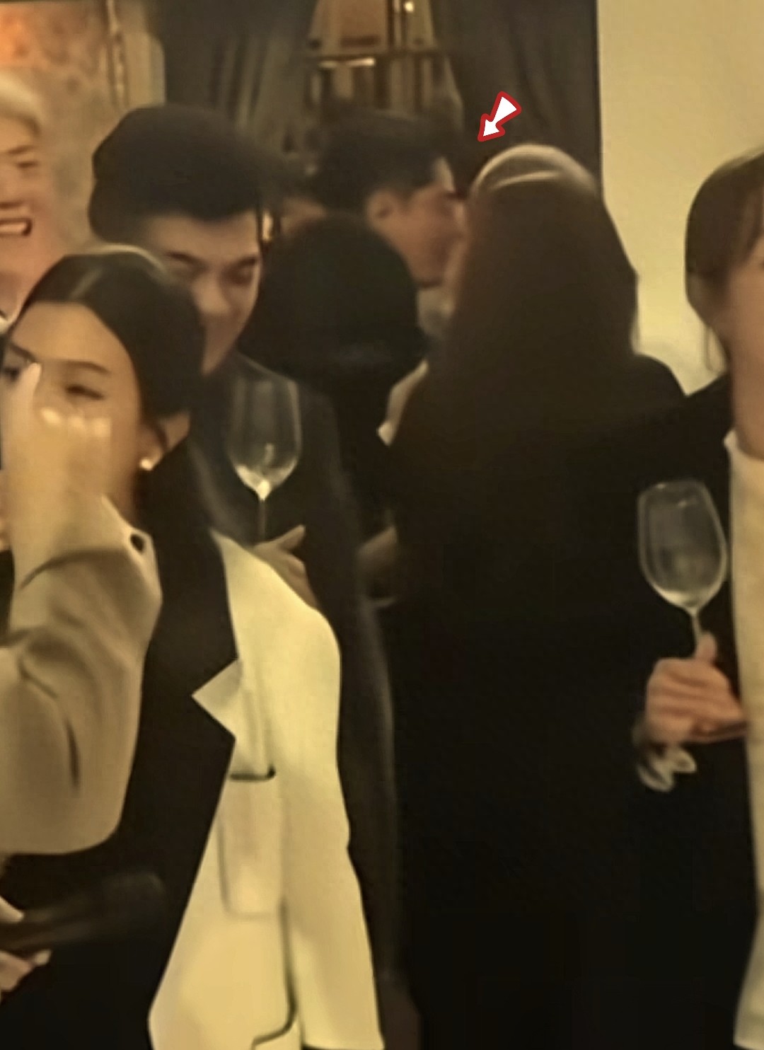 霍建华林心如好友婚礼上甜蜜亲吻！结婚9年仍如热恋，太甜了！