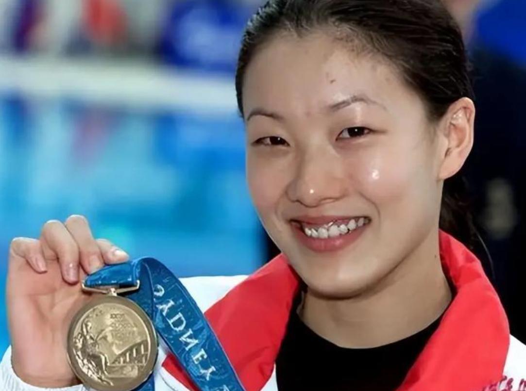 伏明霞没想到，与梁锦松恩爱23年，也逃不过\老少夫妻\的残酷现实