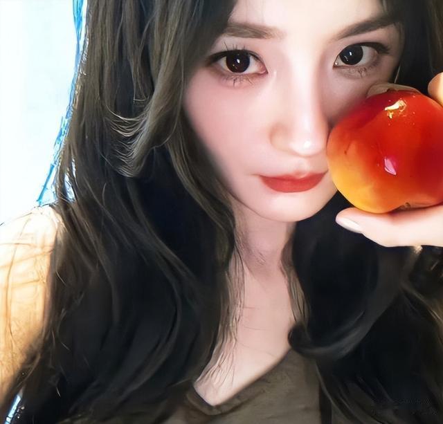 都说懒懒的脸“假”,学生时期照片流出,整没整一目了然