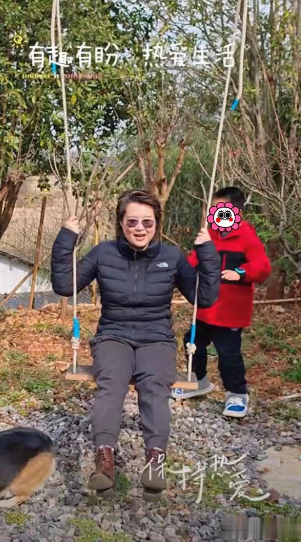 53岁袁立陪丈夫回老家，与婆家人扫街，呼吁保护环境，一点不矫情