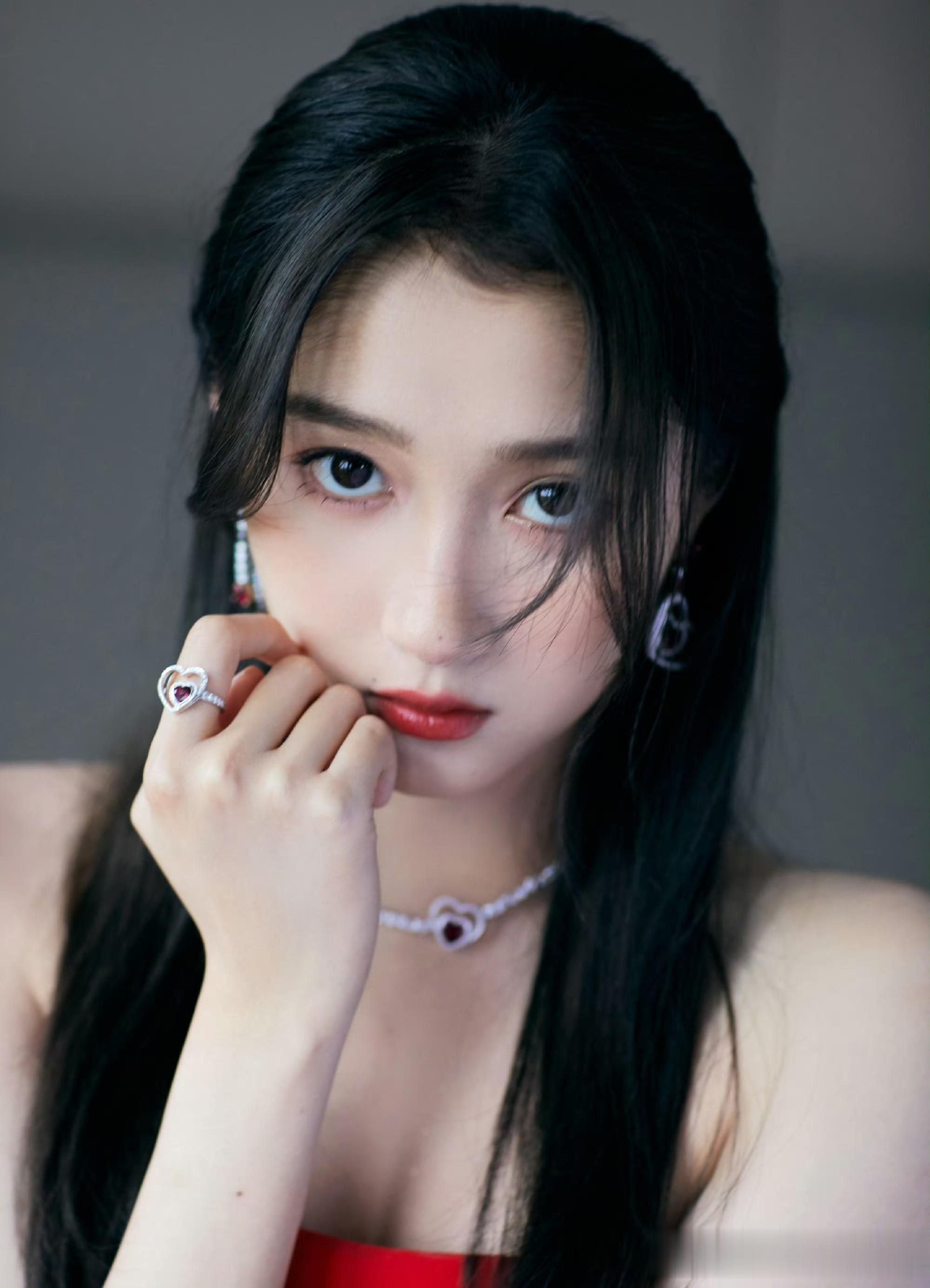 关晓彤红色抹胸长裙造型，优雅大气尽显成熟魅力与时尚质感