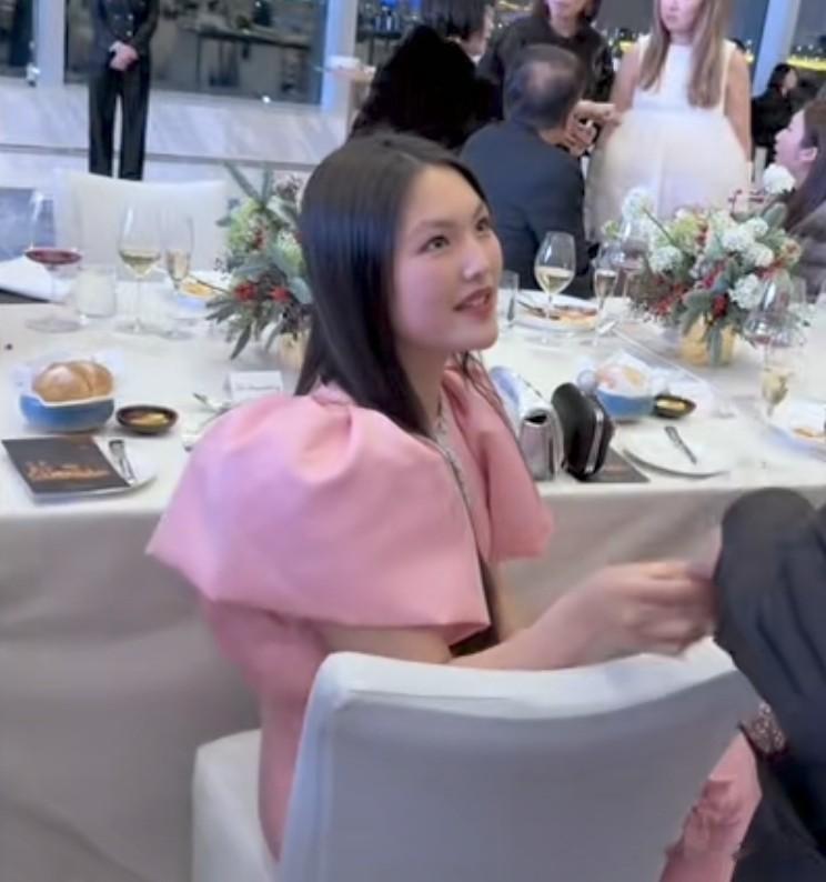 王诗龄参加高端局，与众多名媛同台稳站C，李湘台下看女儿很欣慰