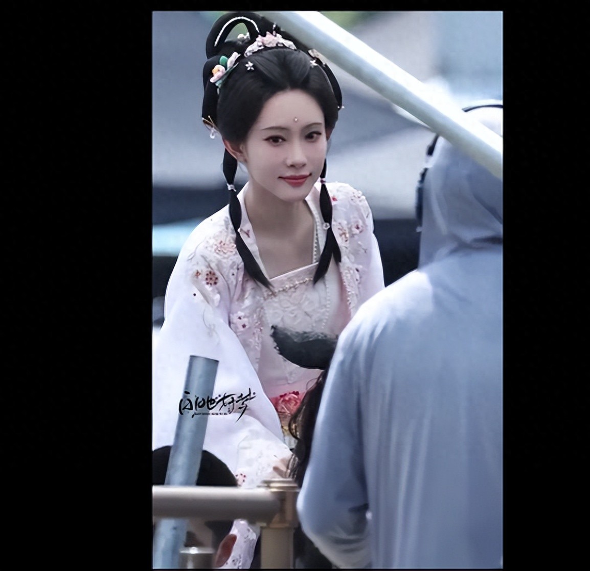 孟子义粉色古装亮相，发间簪花，美艳无比！