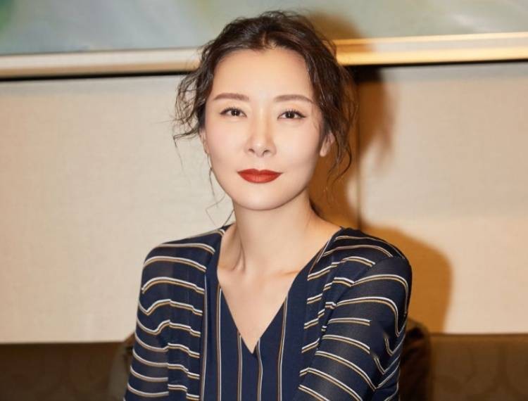 家世显赫的她,18岁开始就男人不断,如今年过半百还没“玩够”!