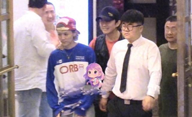 鹿晗疑似生病?与邓超聚餐曝光,本人瘦了很多,多次被拍到去医院